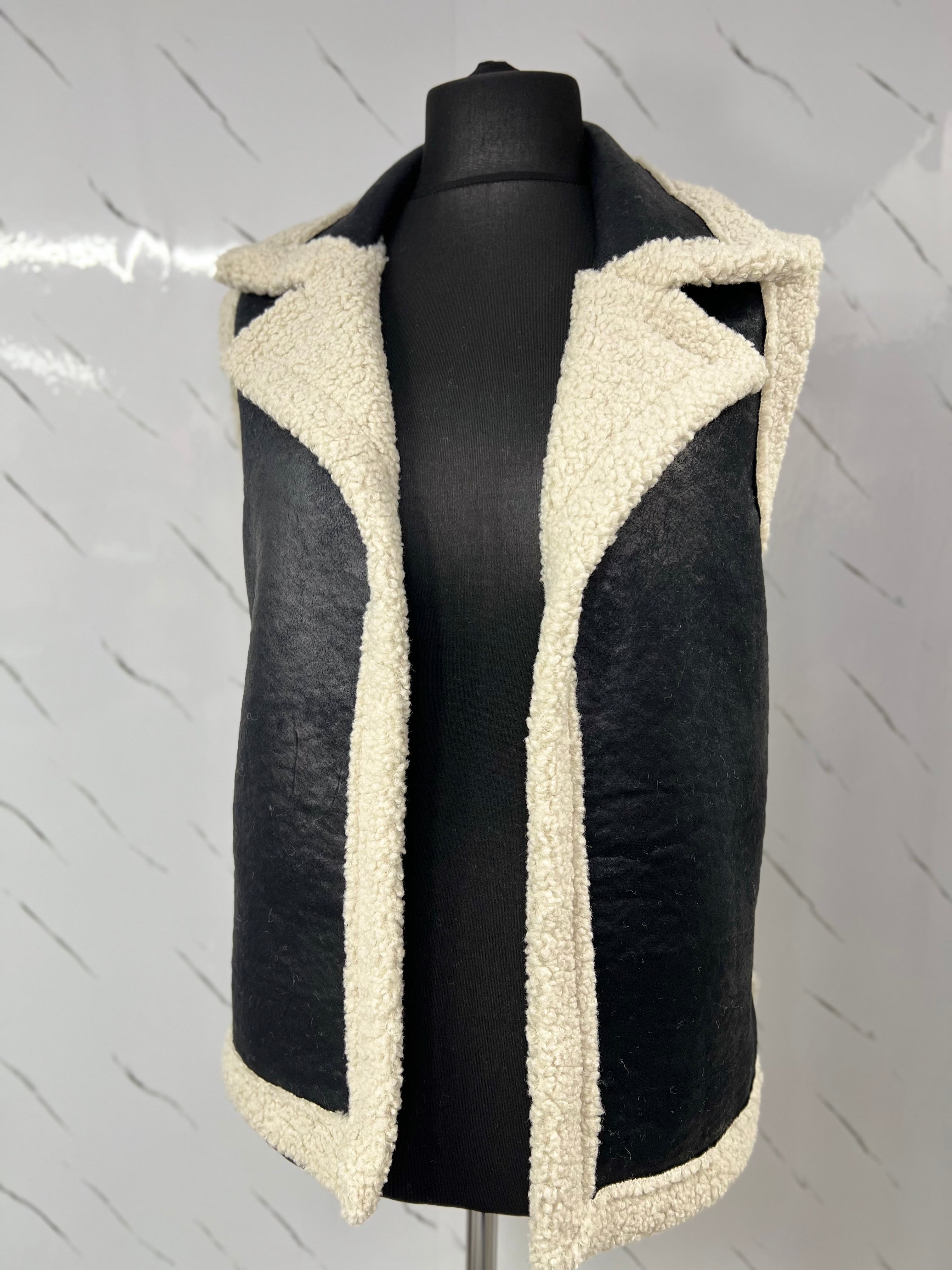 Chaleco de borrego negro