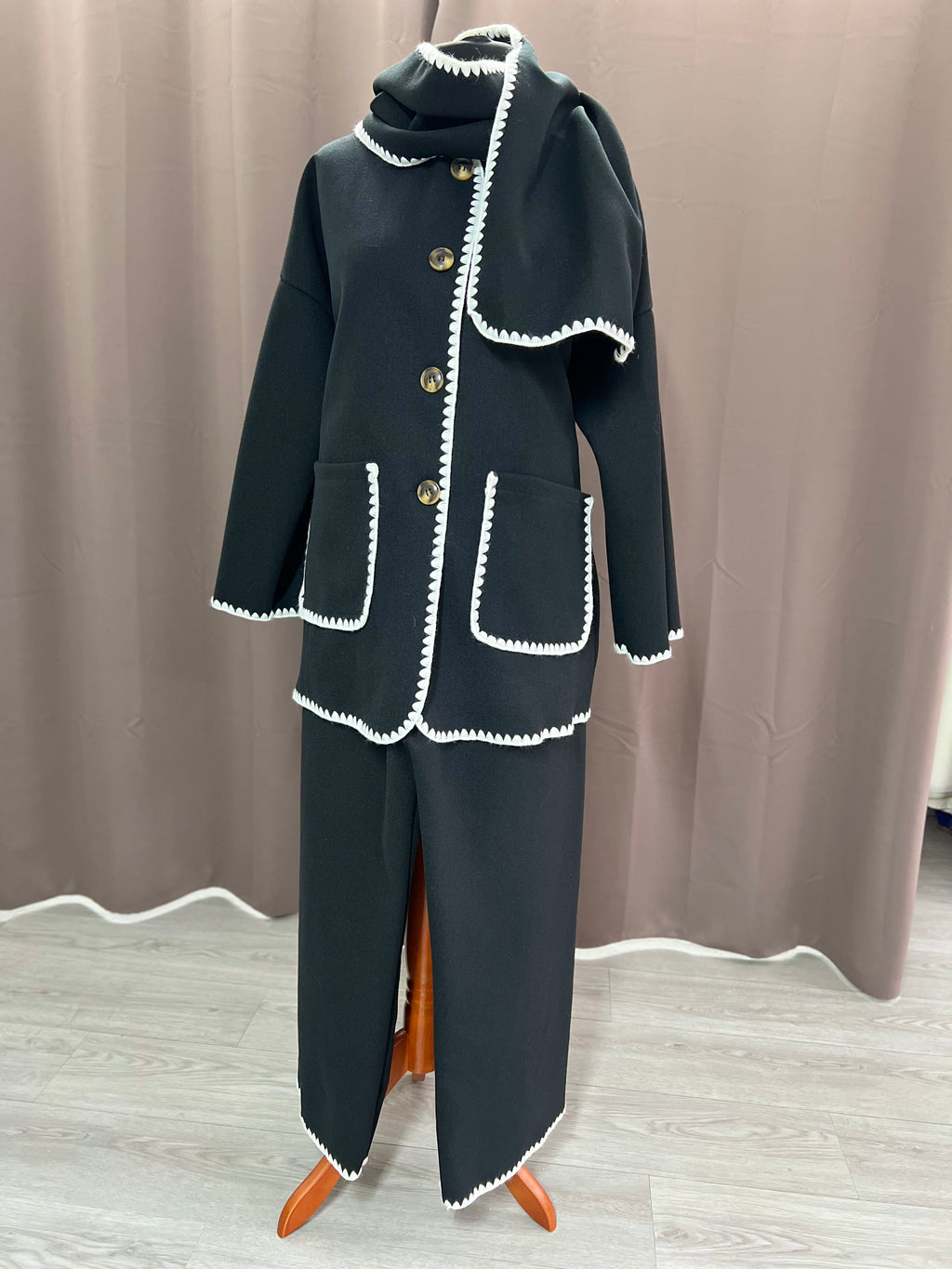 Conjunto con bufanda Negro