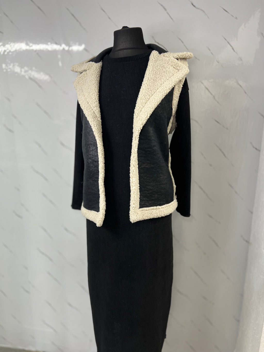 Chaleco de borrego negro