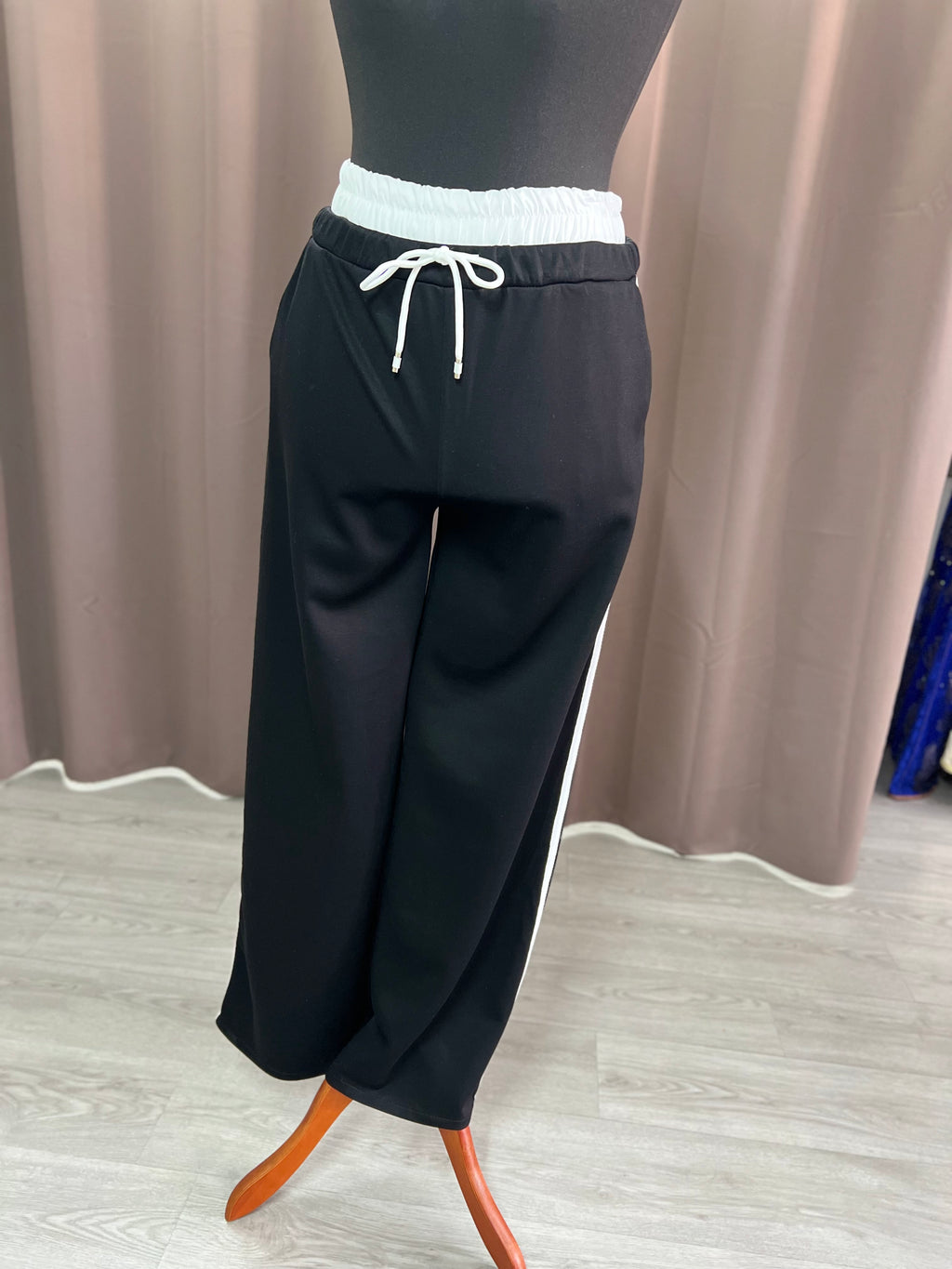 Conjunto deportivo negro