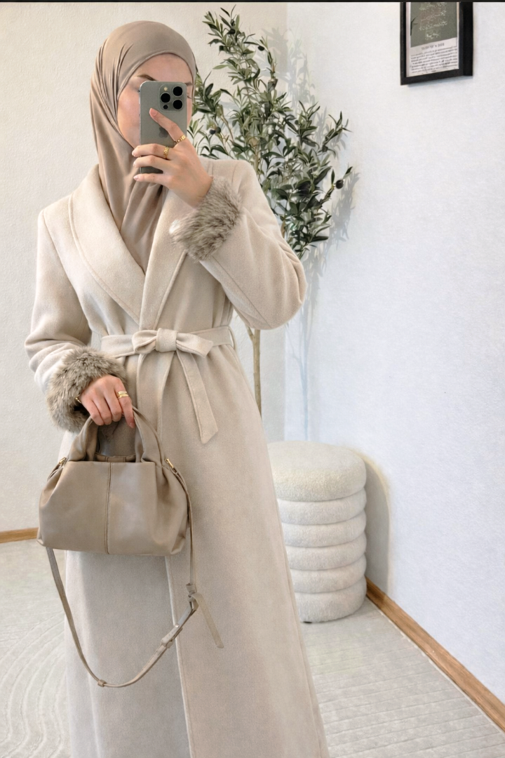 Abrigo largo con puños de pelo Beige