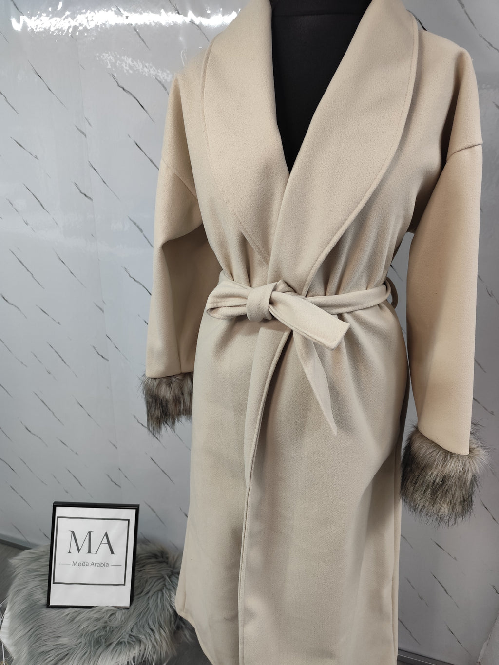 Abrigo largo con puños de pelo Beige