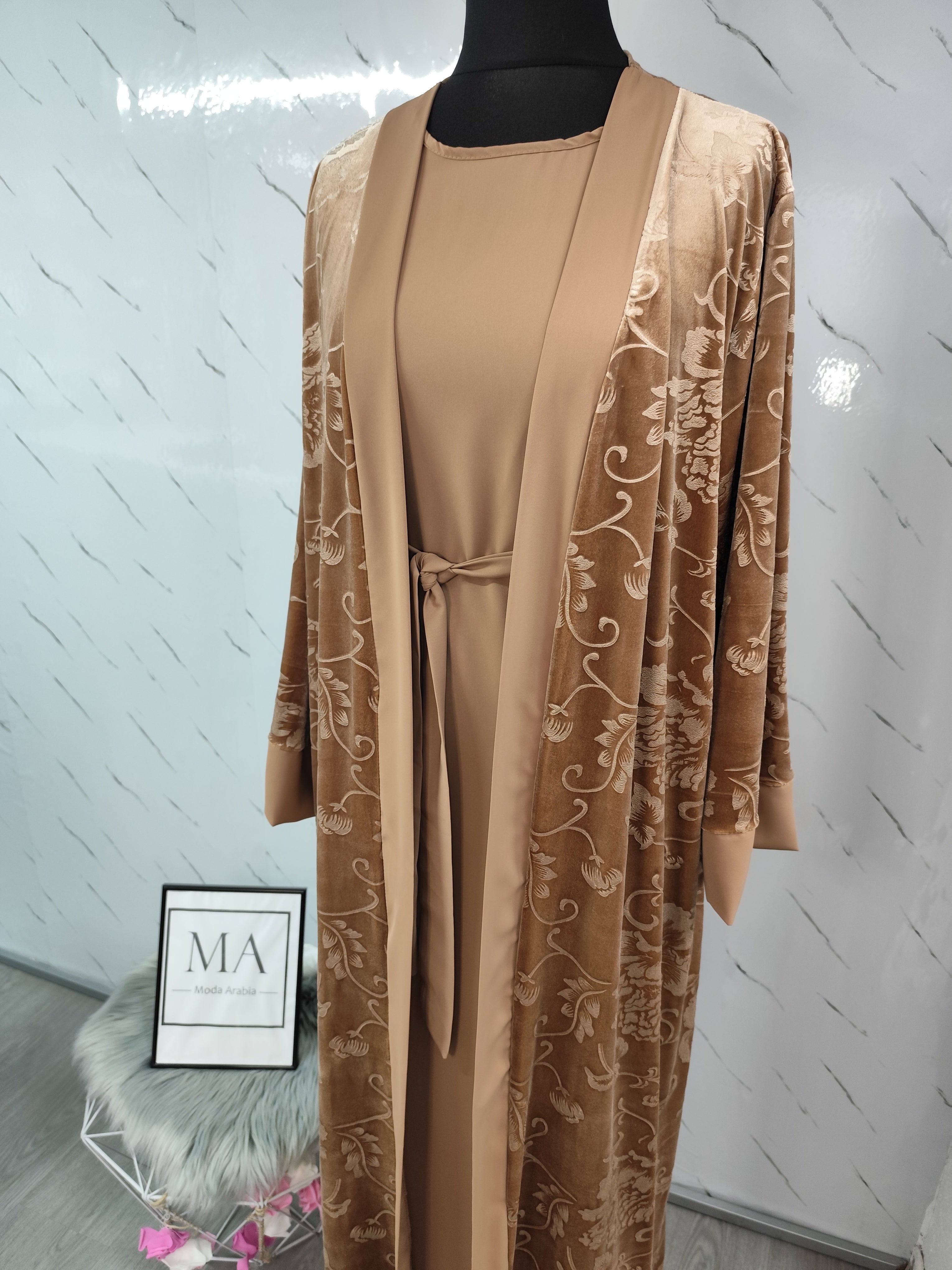 Abaya con kimono de terciopelo Marrón