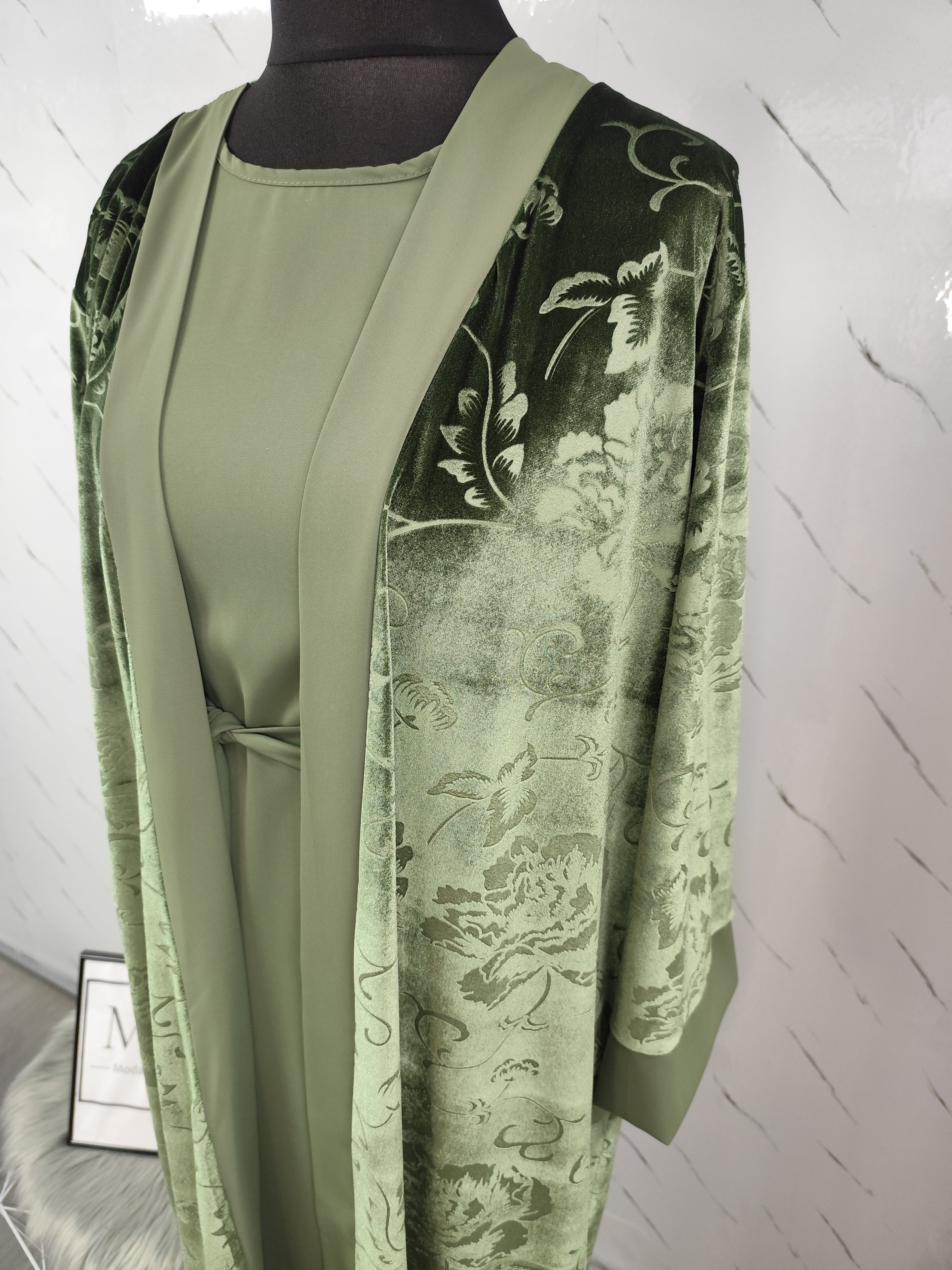 Abaya con kimono de terciopelo verde