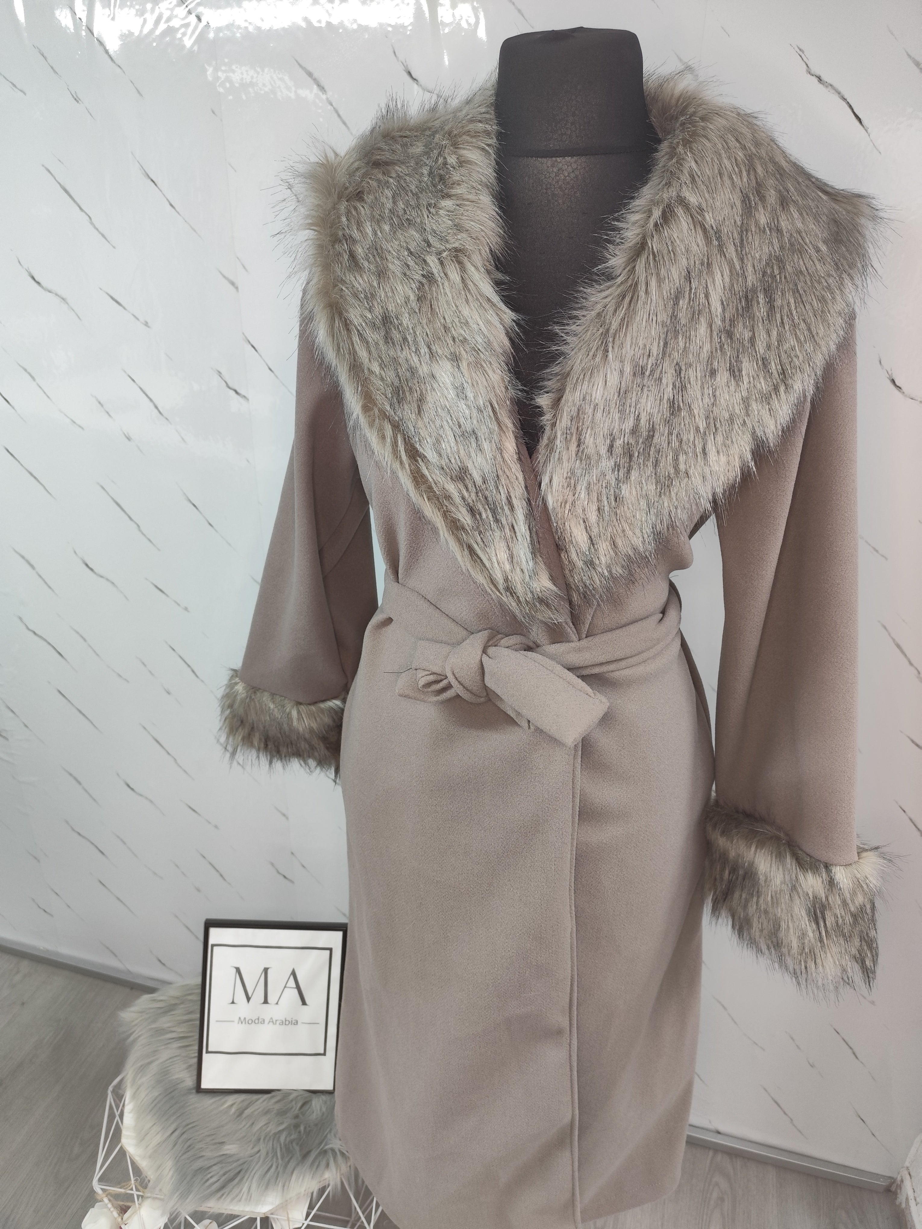 Abrigo largo con cuello y puños de pelo